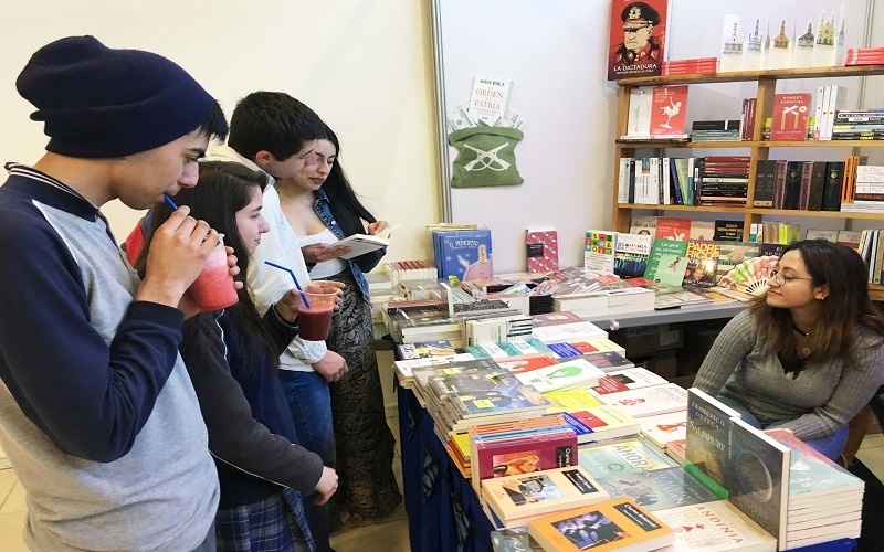 Alumnos del taller de periodismo visitaron la Feria del Libro