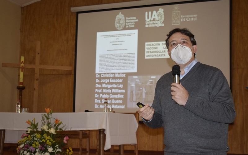 Doctor Alexis Kalergis, quien comanda el desarrollo de vacunas en Chile, visitó el Colegio Salesiano